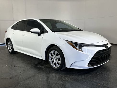 Used 2023 Toyota Corolla LE image 3