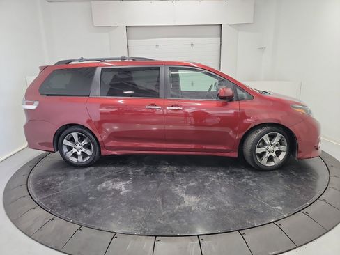 Used 2015 Toyota Sienna SE Premium image 11