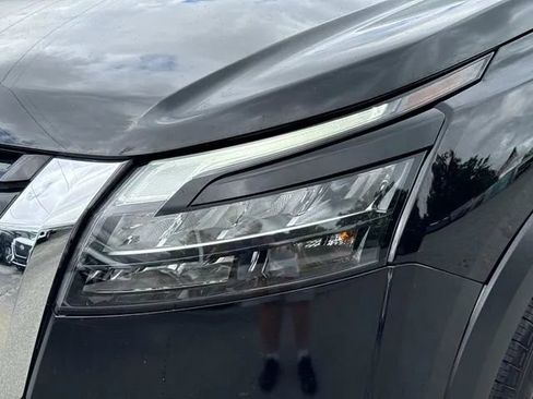 Used 2025 Nissan Pathfinder SV FWD image 11