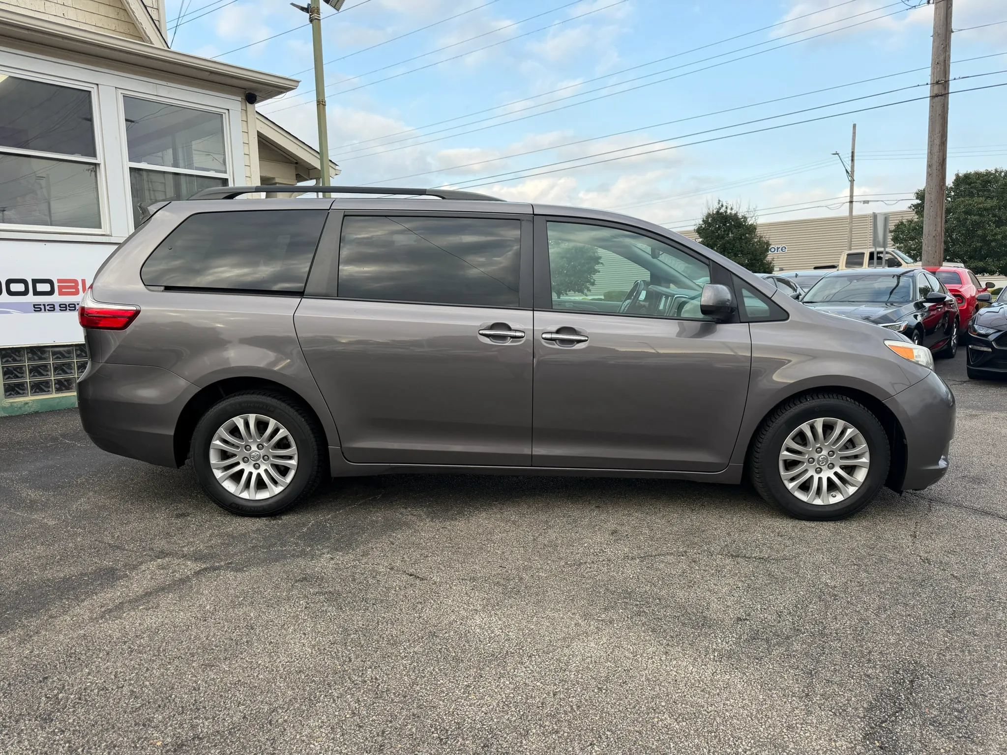 Used 2017 Toyota Sienna XLE Premium FWD image 6