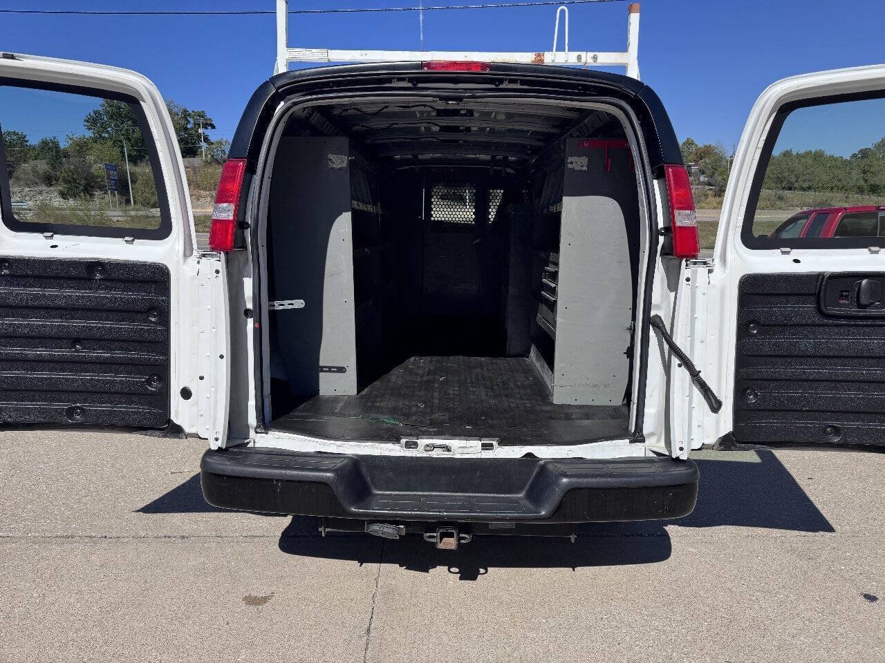 Used 2018 Chevrolet Express 3500 Extended w/ Driver Convenience Package RWD image 9