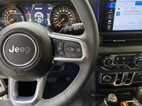 Used 2025 Jeep Wrangler Sahara image 32