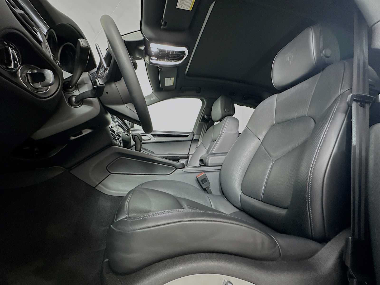 Certified 2026 Porsche Macan AWD/4WD image 5