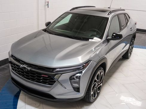 Used 2024 Chevrolet Trax RS w/ Sunroof Package FWD image 41
