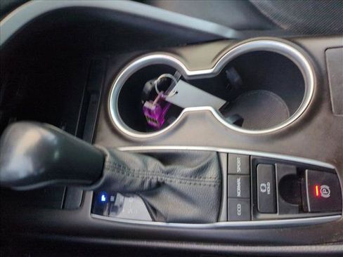 Used 2022 Toyota Camry XLE image 12