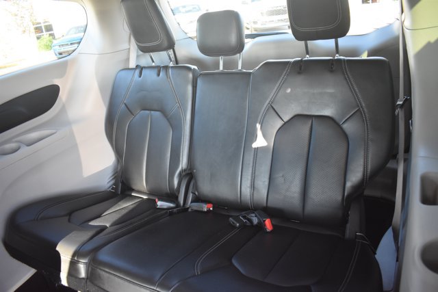Used 2023 Chrysler Pacifica Touring-L FWD image 16