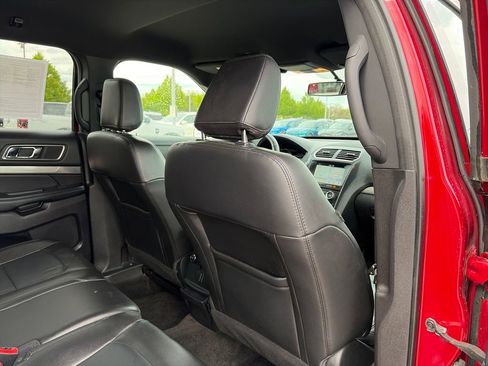 Used 2018 Ford Explorer XLT w/ Equipment Group 202A AWD/4WD image 30