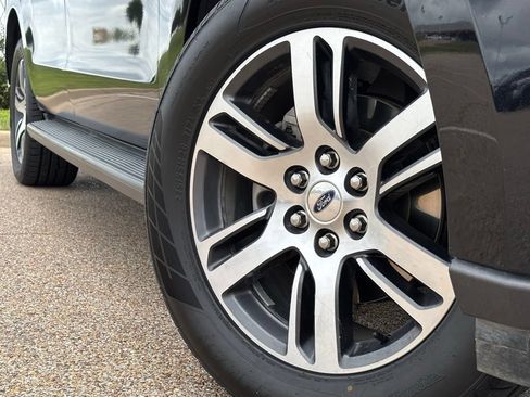 Used 2024 Ford Expedition Max Limited AWD/4WD image 2