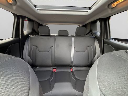Used 2023 Jeep Renegade Latitude w/ Sun/Sound Group AWD/4WD image 18