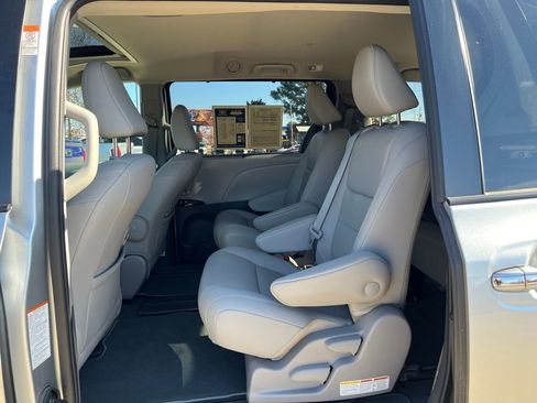 Used 2020 Toyota Sienna XLE image 15