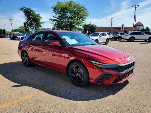 Used 2024 Hyundai Elantra SEL FWD image 3