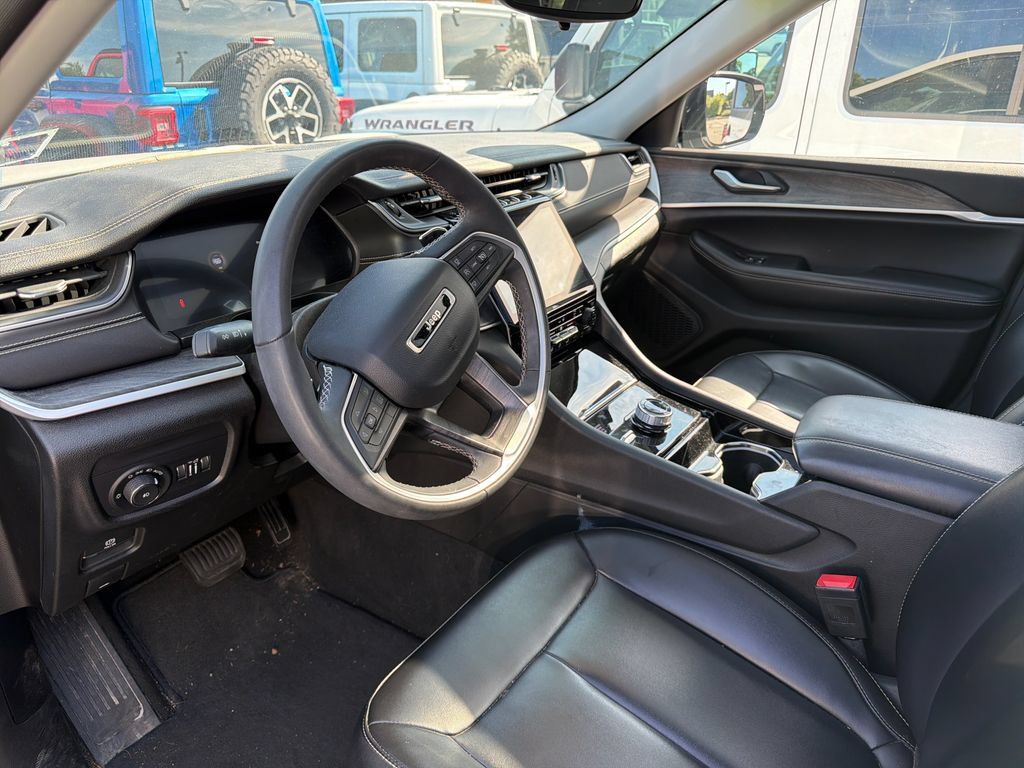 Used 2023 Jeep Grand Cherokee Limited w/ Black Appearance Package AWD/4WD image 5