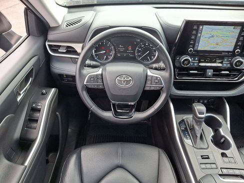 Used 2020 Toyota Highlander XLE image 12