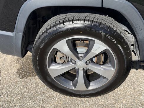 Used 2019 Jeep Cherokee Limited AWD/4WD image 30
