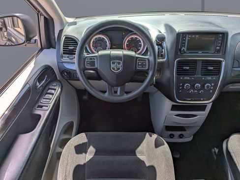 Used 2018 Dodge Grand Caravan SE w/ UConnect Hands-Free Group image 16