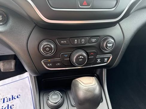 Used 2022 Jeep Cherokee Latitude AWD/4WD image 23