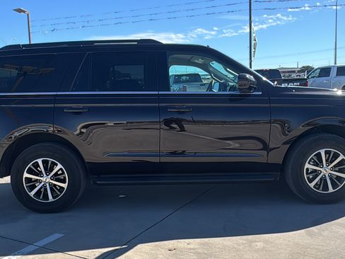 Used 2021 Ford Expedition XLT image 4