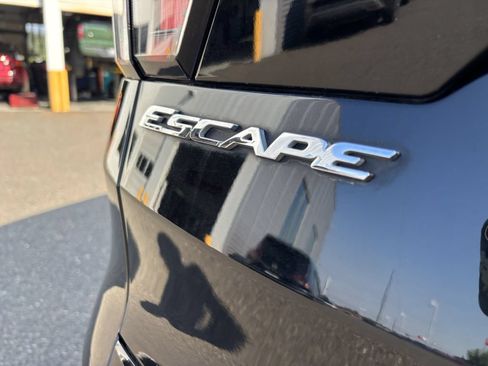 Used 2017 Ford Escape SE w/ SE Leather Comfort Package AWD/4WD image 12