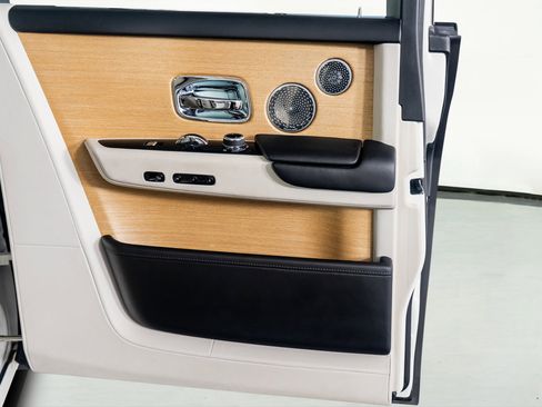 Used 2019 Rolls-Royce Phantom Sedan image 34