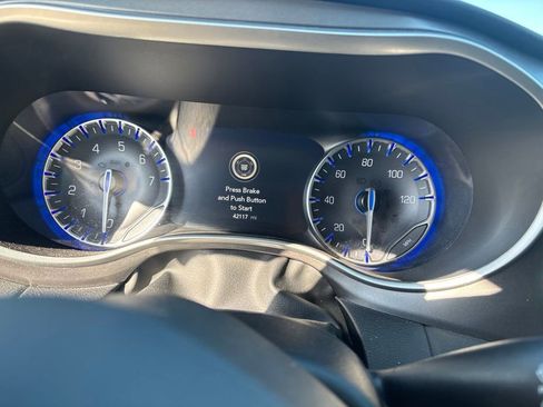 Used 2024 Chrysler Pacifica Touring-L FWD image 12