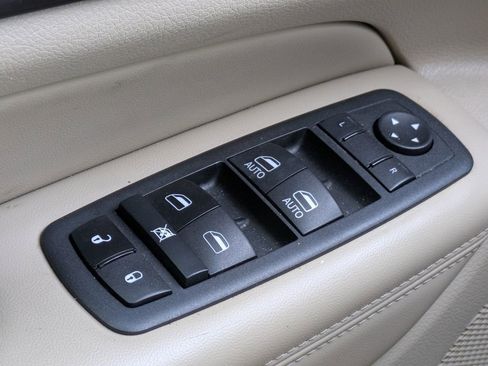 Used 2022 Jeep Grand Cherokee Laredo E image 23