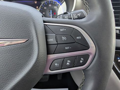 Certified 2023 Chrysler Pacifica Touring-L image 9