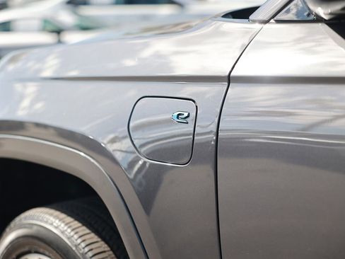 Used 2023 Jeep Grand Cherokee Overland w/ Luxury Tech Group IV AWD/4WD image 15