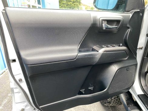 Used 2019 Toyota Tacoma TRD Off-Road image 40