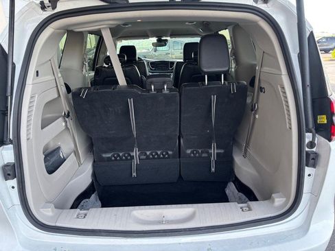 Used 2024 Chrysler Pacifica Touring-L FWD image 8