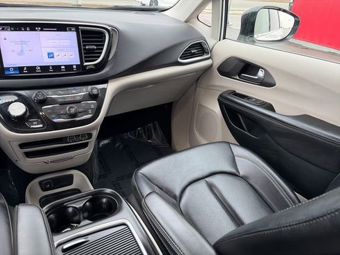 Used 2024 Chrysler Pacifica Touring-L FWD image 32