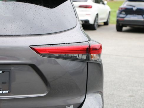 Used 2022 Toyota Highlander LE FWD image 7