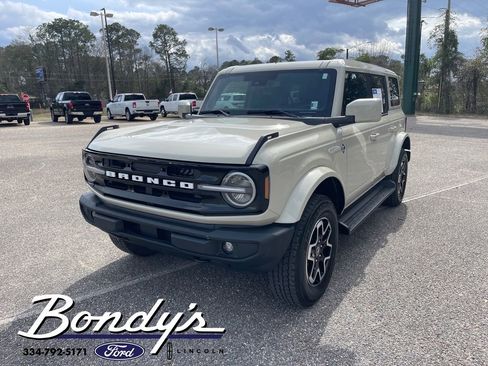 Used 2025 Ford Bronco Outer Banks image 3