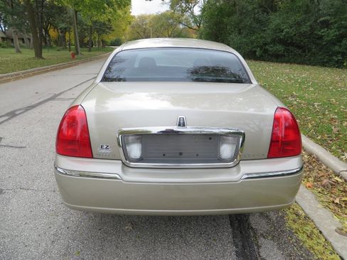 Used 2008 Lincoln Town Car Signature Limited image 4