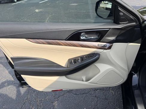 Used 2016 Nissan Maxima Platinum w/ Interior Lighting Package FWD image 12