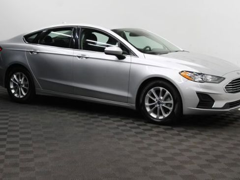 Used 2019 Ford Fusion SE image 1