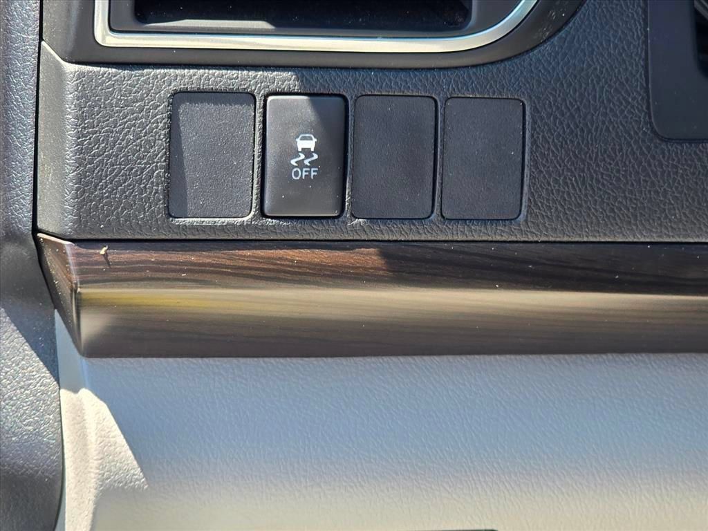 Used 2017 Toyota Camry XLE FWD image 7