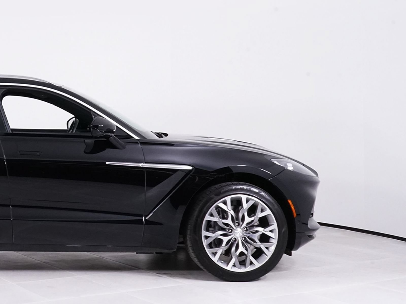 Used 2023 Aston Martin DBX AWD/4WD image 15
