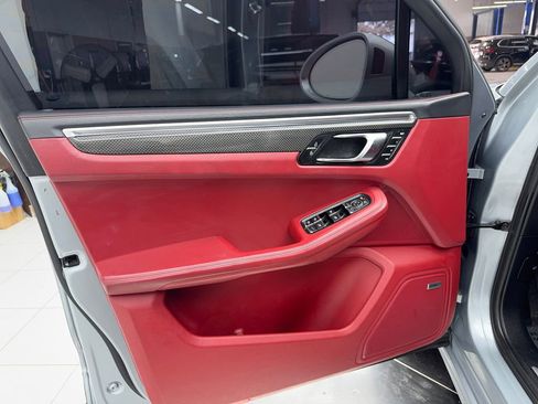 Used 2021 Porsche Macan Turbo image 34