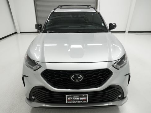 Used 2021 Toyota Highlander XSE FWD image 2