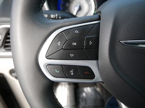 Used 2024 Chrysler Pacifica Touring-L image 28