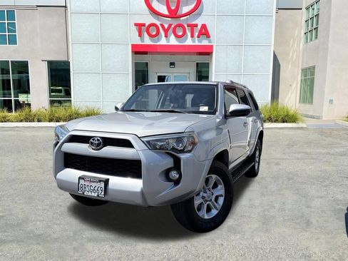 Used 2018 Toyota 4Runner SR5 AWD/4WD image 4