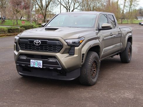 Used 2025 Toyota Tacoma TRD Sport image 1