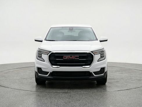 Used 2024 GMC Terrain SLE FWD image 2