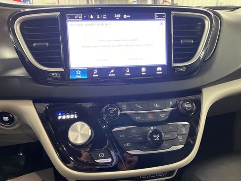 Used 2024 Chrysler Pacifica Touring-L image 26