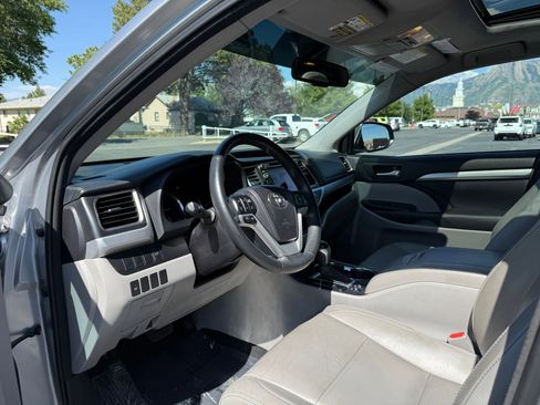Used 2015 Toyota Highlander XLE AWD/4WD image 11