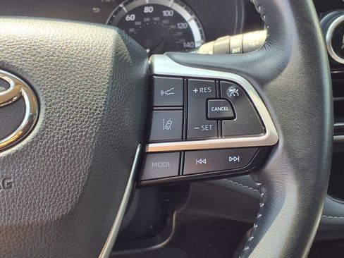Used 2025 Toyota Highlander LE FWD image 7