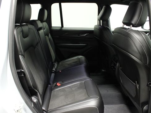 Used 2023 Jeep Grand Cherokee Altitude image 15