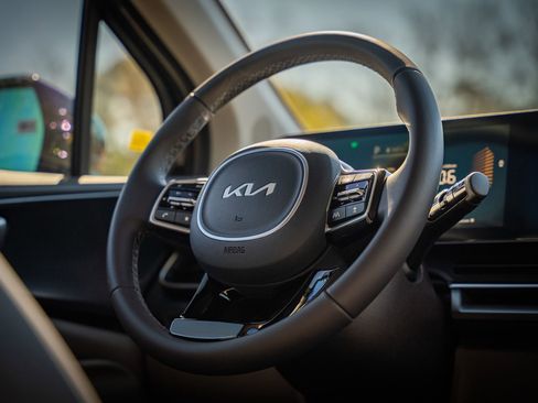 New 2026 Kia Carnival FWD image 23