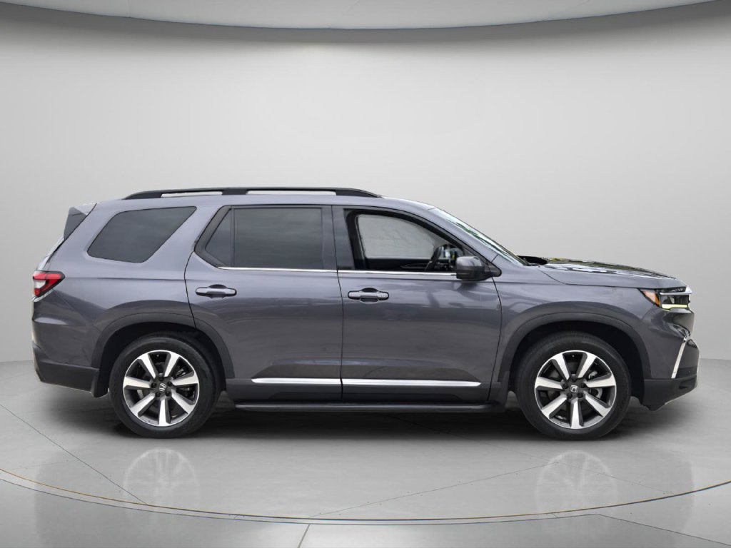 Used 2023 Honda Pilot Touring image 3