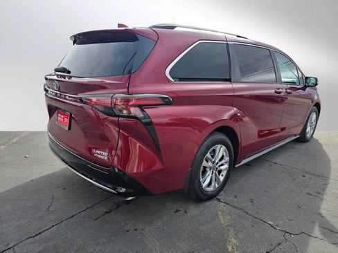 Used 2023 Toyota Sienna Limited image 3